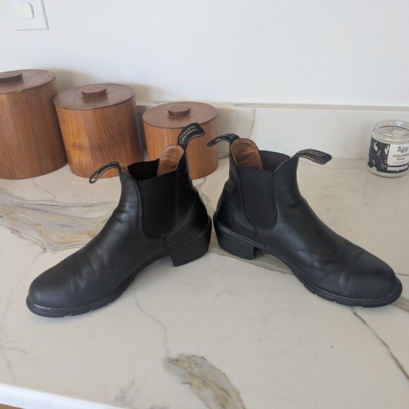 Women's size 8 Blundstone Heeled Chelsea Boot - Picture 2 of 3